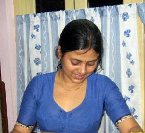 Abitha Aunty_27.jpg Cute Abitha Aunty Saree Candid Panties and Nudes